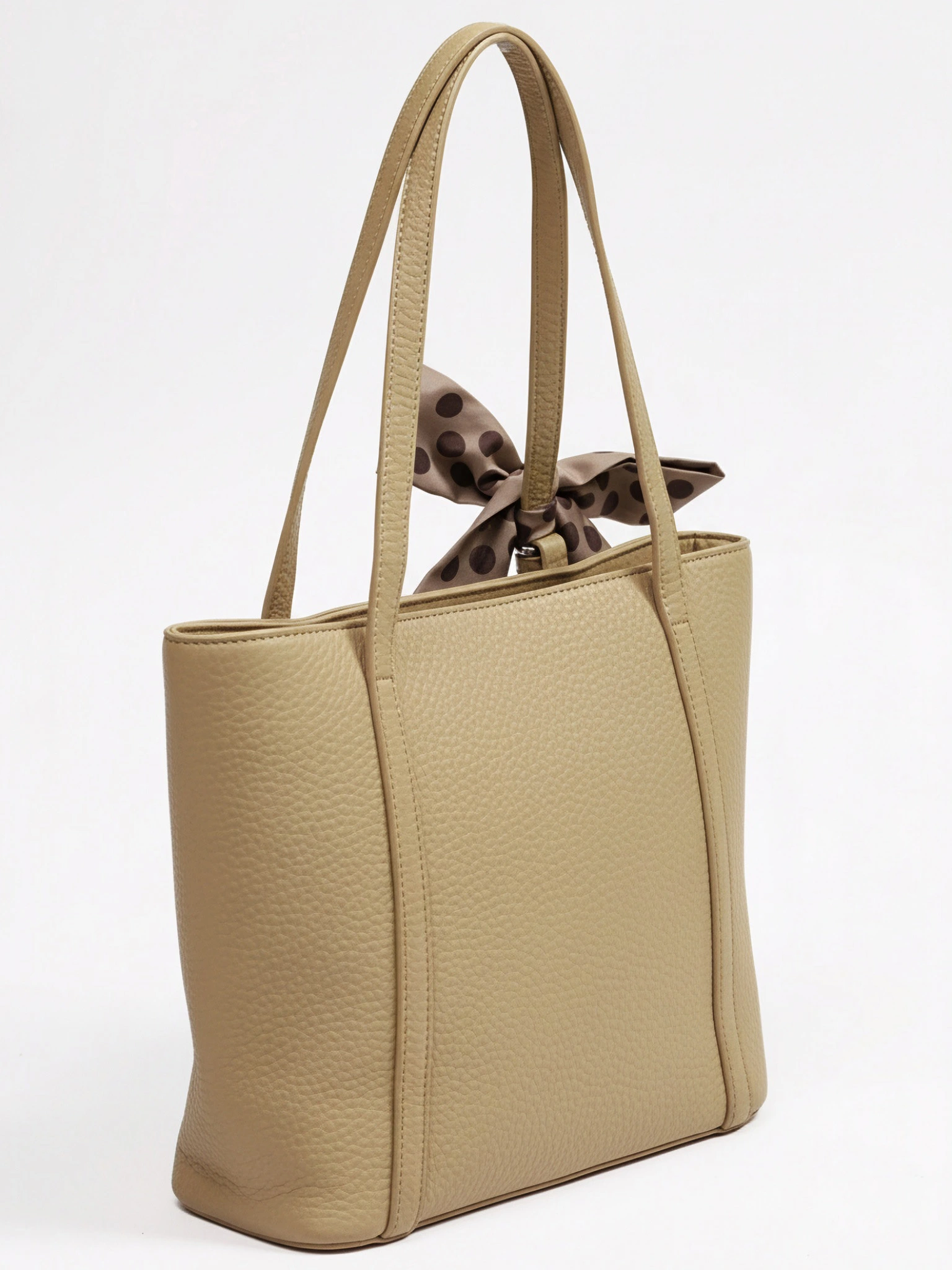 Сумка-тоут с карманом на кнопке и декоративным платком в ассортименте